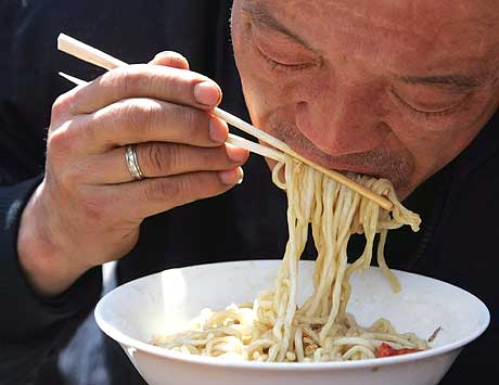 En kinesisk mann benytter seg av engangsspisepinner p en restaurant i Beijing i dag. (Foto: AP/Scanpix)