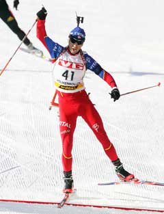Ole Einar Bjørndalen feirer sprintseieren. (Foto: Heiko Junge / SCANPIX) Ole Einar Bjørndalen feirer sprintseieren. (Foto: Heiko Junge / SCANPIX)