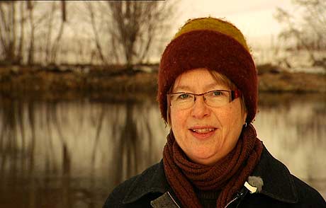 Professor Berit Kjeldtsad ved NTNU stiller spørsmål om snøkrystaller