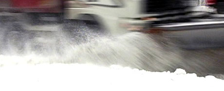 Snøsprøyten ble i kraftigste laget for bruktbilene på Ensjø. Foto: NRK