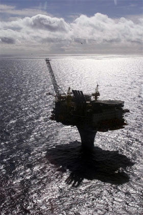 Ekspertene er uenige om det norske oljeeventyret, her i form av oljeplattformen Draugen på Haltenbanken, kan strekke seg nordover. (Illustrasjonsfoto: Knut Falch/Scanpix)