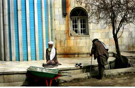 En mann i bønn utenfor en moske i Kabul. Foto: Rodrigo Abd, AP