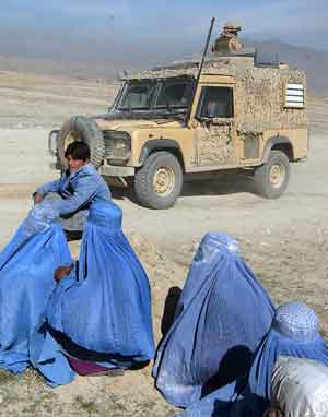 Afghanske kvinner venter på slektninger som avhøres av britiske soldater i Kabul. Foto: Shah Marai, AFP