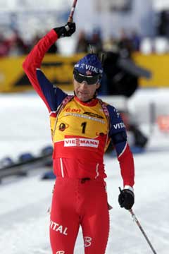 Ole Einar Bjørndalen går inn til seier på jaktstarten. (Foto: Jarl Fr. Erichsen / SCANPIX)