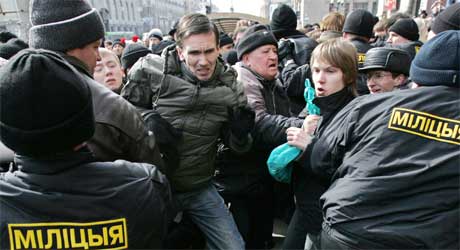 Demonstrantene ble møtt av store politistyrker i Minsk i dag.(Foto: AFP, Viktor Drachev).