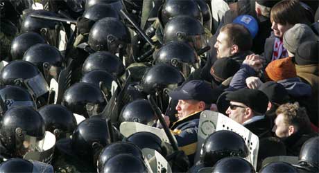 Det var store sammenstøt mellom politi og demonstranter. (Foto: Ap photo, Ivan Sekretarev).