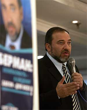 Den høyreekstreme politikeren Avigdor Lieberman taler til sine tilhengere under valgkampen. (Foto: Afp, Menahem Kahana)