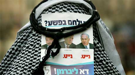 En jødisk ultraortodoks mann bærer en valgseddel som del av et kostyme under feiringen av en jødisk helligdag i Jerusalem. (Foto: AP Photo/Oded Balilty)