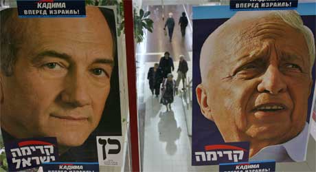 Store valgplakater for Kadima er hengt opp over alt i Israel. Regjeringspartiet ligger an til å vinne valget. (Foto: Reuters, Yonathan Weitzman)