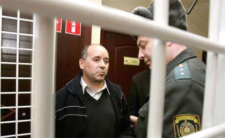 Mariusz Maszkiewicz i retten i Minsk (Foto: Reuters/Scanpix)