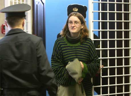 Journalisten Weronika Samolinska føres inn i retten.(Foto: Reuters/Scanpix) 