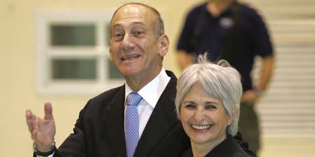 Statsminister Ehud Olmert og kona Aliza Olmert stemte i Jerusalem i dag. (Foto: P.Ugarte, AFP)