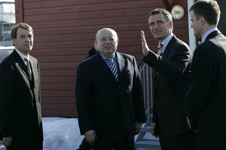 Fradkov og Stoltenberg med Hydro-direktør Eivind Reiten til venstre og Statoils toppsjef Helge Lund til høgre. Foto: Cornelius Poppe/SCANPIX
