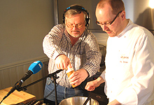 Tron Soot-Ryen og kokk Inge Johnsen lager omelett. (Foto: Per Kristian Johansen, NRK)