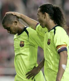 Ronaldinho trøster Samuel Etoo etter at lagkameraten nettopp har bommet på en stor sjanse mot Benfica. (Foto: AP/Scanpix) Ronaldinho trøster Samuel Etoo etter at lagkameraten nettopp har bommet på en stor sjanse mot Benfica. (Foto: AP/Scanpix)