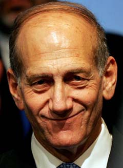 Seierssmilet: Fungerende statsminister Ehud Olmert blir trolig valgt til statsminister. (Foto: G.Tomasevic, Reuters)