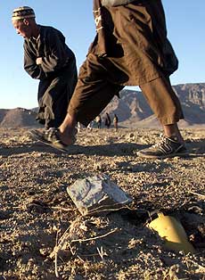 Afghanistan er ett av landene i verden som er hardest rammet av miner og klasebomber. Her en udetonert del av en klasebombe, en såkalt blindgjenger (foto: AP/Scanpix)