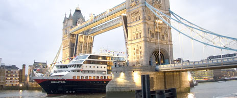 MS Midnatsol passerer under Tower Bridge og er snart tilbake i ordinr rute. Foto: James McDonald