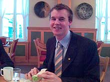 Kjell Ingolf Ropstad inntok en god frokost før han startet arbeidsdagen på Stortinget. (Foto: Thor Henry Bjor, NRK)