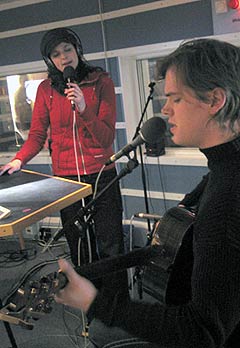 Karin Park og broren David spilte og sang for NRK P1 sine lyttere. Foto: Per Kristian Johansen, NRK. Karin Park og broren David spilte og sang for NRK P1 sine lyttere. Foto: Per Kristian Johansen, NRK.