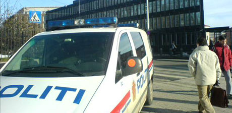 Politiet rykket ut til USAs ambassade i ettermiddag. Foto: Ingvill Tandstad, NRK