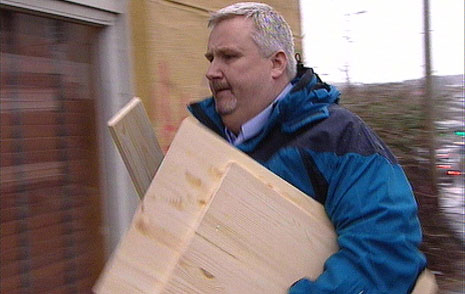 Etter en litt vanskelig start med snekringa er det nødvendig å søke profesjonell hjelp. Etter en litt vanskelig start med snekringa er det nødvendig å søke profesjonell hjelp.
