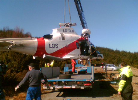 Helikopteret løftes over på lastebil. (Foto: Gisle Jørgensen, NRK)