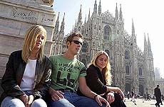 Studenter foran katedralen i Milano. Foto Scanpix.