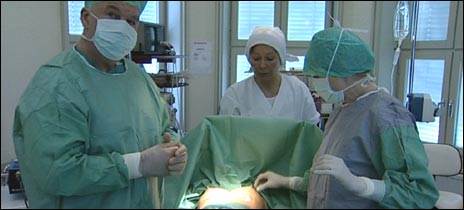 På Fornebuklinikken har de satt opp en ekstra operasjonsdag på lørdag for å dekke etterspørselen. Foto: NRK, Anders Leines 