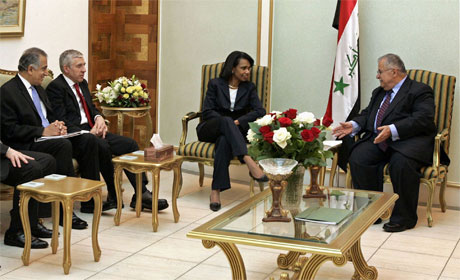 Straw og Rice i samtale med Iraks president Jalal Talabani (t.h.) i dag. (Foto: Ali Haider/Reuters/Scanpix)