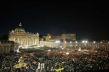 Katolikker fra hele verden var til stede for å høre pave Benedikt XVI tale i forbindelse med ettårsdagen for forgjengerens død. (Foto: Scanpix/AFP)