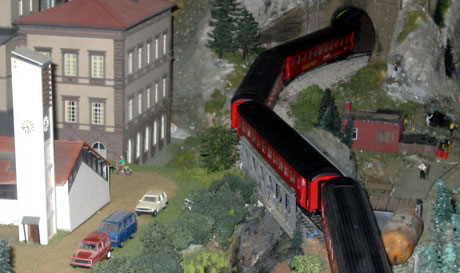 Detaljene er viktig når man skal bygge modellbaner. Foto: Eirik Flugstad, NRK