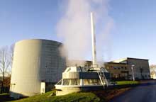 Institutt for Energiteknikk (IFE) på Kjeller. Reaktor-tårnet med to kjøletårn i forgrunnen (Foto: Thomas Bjørnflaten / SCANPIX)