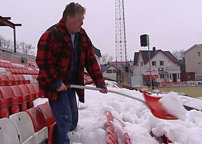 Tribunene er fortsatt fulle av snø - og matta er klissbløt. Fredrikstad Stadion FFK (Foto: Tor René Stryger) Tribunene er fortsatt fulle av snø - og matta er klissbløt. Fredrikstad Stadion FFK (Foto: Tor René Stryger)