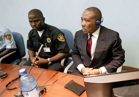 Liberias tidligere president Charles Taylor ble mandag framstilt for en FN-domstol i Sierra Leones hovedstad Freetown i dag. (Foto: George Osodi/reuters/Scanpix)