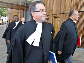 Dommerne ankommer rettslokalet. (Foto: Issouf Sanogo/AFP/Scanpix)