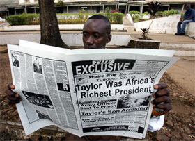Rettssaken dominerer mediene i Sierra Leone. (Foto: Issouf Sanogo/AFP/Scanpix)