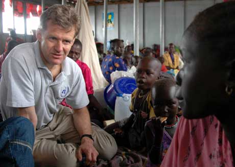 Jan Egeland (t.v.) i samtale med en sudanesisk flyktning (Scanpix/ Reuters)
