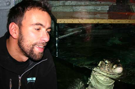 Dyrepasser Joachim Ekeli ved Akvariet er glad for at varanen nå har fått et navn. (Foto: NRK/Ingelin Røssland)