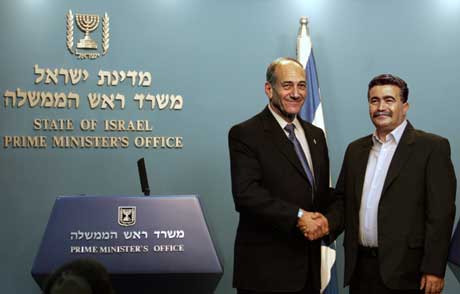 Olmert (t.v.) og Peretz før de kunngjorde samarbeidet (Scanpix/AP) Olmert (t.v.) og Peretz før de kunngjorde samarbeidet (Scanpix/AP)