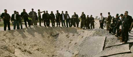 Palestinere samlet  ved krateret de israelske rakettene skapte (Scanpix/AP)
