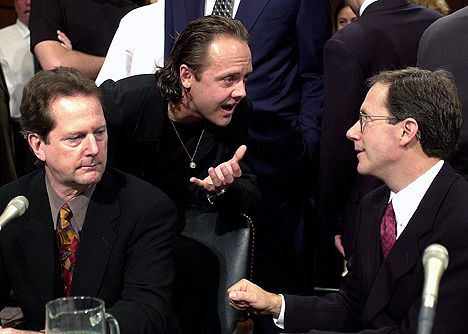 Metallicas Lars Ulrich (midten) snakker med Napster-sjef Hank Barry (t.h.) under en komitehøring i det amerikanske Senatet i 2000. Roger McGuinn i The Byrds til venstre. Metallica hadde saksøkt Napster. Foto: AP / Scanpix.