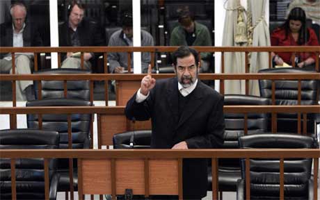 Saddam Hussein i retten i formiddag. Bak glassveggen i bakgrunnen sitter observatrer som flger rettssaken. (Foto: David Furst/ AP/ Scanpix)
