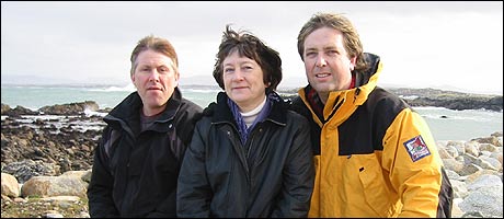 Tore med to av Alf Hardys barn, Ken Harald Nikolai Havre og Tove Hardy Havre, i Irland (Foto: NRK)
