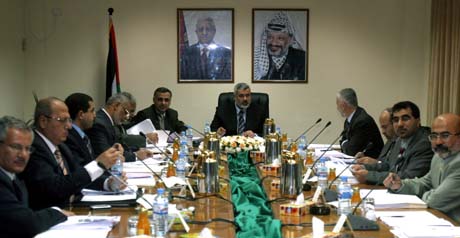 Den nye regjeringen under portrettet av presidentene Yassir Arafat og Mahmourd Abbas (t.h.) (Foto: K.Hamra, AP) Den nye regjeringen under portrettet av presidentene Yassir Arafat og Mahmourd Abbas (t.h.) (Foto: K.Hamra, AP)