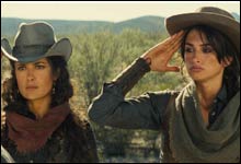 Penelope Cruz og Salma Hayek prøver seg som bankrøvere i "Bandidas" (Foto: Nordisk Film)