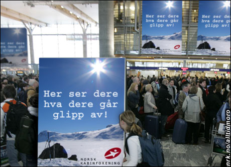 Streik og kaos på Gardermoen, og for å strø salt i sårene satte Norsk Kabinforening i dag opp store plakater med en melding til fortvilte påskereisende. (Alltid Moro. Originalfoto: Scanpix) Streik og kaos på Gardermoen, og for å strø salt i sårene satte Norsk Kabinforening i dag opp store plakater med en melding til fortvilte påskereisende. (Alltid Moro. Originalfoto: Scanpix)
