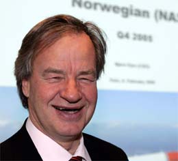 Adm. direktør i Norwegian Bjørn Kjos har grunn til å smile. Streiken i SAS Braathens er positiv for Norwegian. (Foto: Knut Falch/Scanpix)