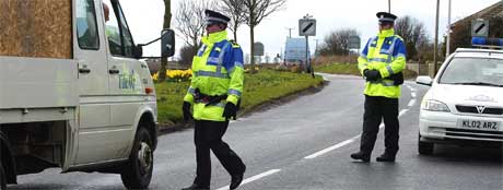 Politi sjekker kjøretøy i Cellardyke i Scotland etter funnet av den farlige varianten av fugleinfluensaviruset. (Foto: Reuters/Scanpix) 