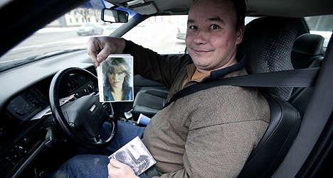 Nederlenderen Gert van der Graaf er dømt til å holde seg på avstand av tidligere ABBA-sanger Agnetha Fältskog. Her er han i bilen sin med et bilde av Agnetha. Foto: Suvad Mrkonjic, Expressen / Scanpix.